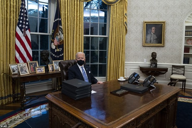 Phòng Bầu dục được bài trí lại để chào đón ông Joe Biden ảnh 4