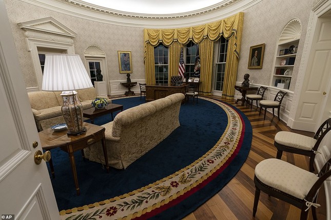 Phòng Bầu dục được bài trí lại để chào đón ông Joe Biden ảnh 1