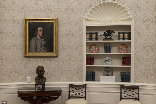 Phòng Bầu dục được bài trí lại để chào đón ông Joe Biden ảnh 11