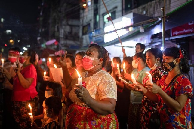 Myanmar: Dân tránh gọi điện thoại, dùng mật mã vì sợ bị nghe lén ảnh 6