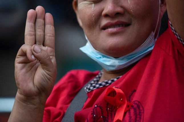 Myanmar: Dân tránh gọi điện thoại, dùng mật mã vì sợ bị nghe lén ảnh 7