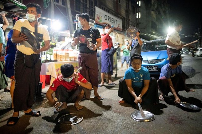 Myanmar: Dân tránh gọi điện thoại, dùng mật mã vì sợ bị nghe lén ảnh 9