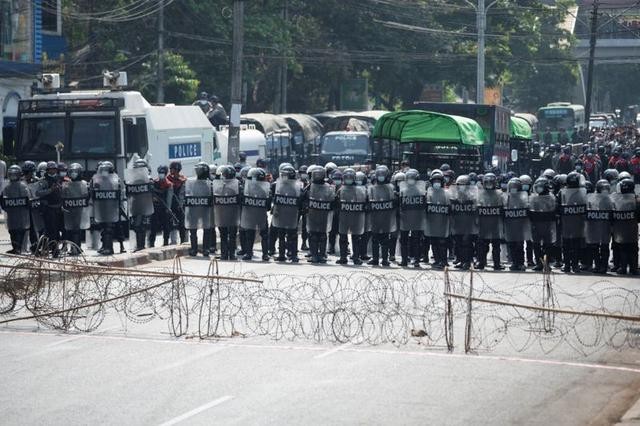 Myanmar: Dân tránh gọi điện thoại, dùng mật mã vì sợ bị nghe lén ảnh 3