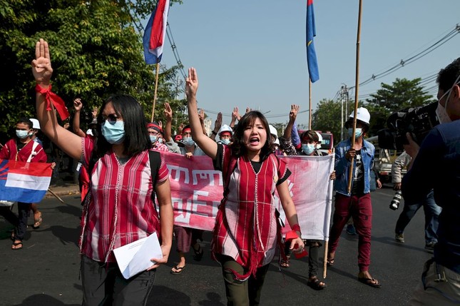Myanmar: Dân tránh gọi điện thoại, dùng mật mã vì sợ bị nghe lén ảnh 2