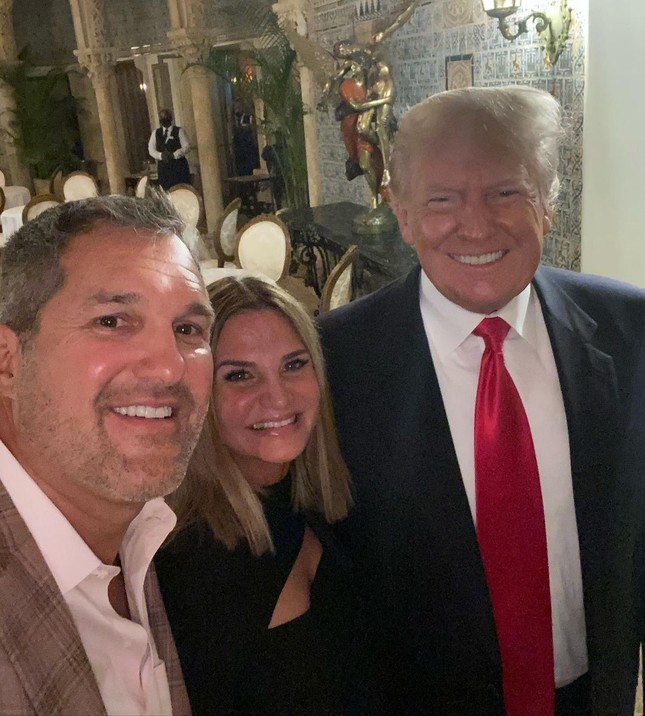 Vợ chồng ông Trump lần đầu xuất hiện cùng nhau sau khi rời Nhà Trắng ảnh 1