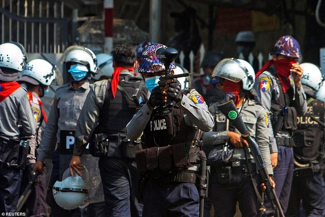Reuters: 48 người thương vong khi cảnh sát Myanmar đụng độ người biểu tình ảnh 2