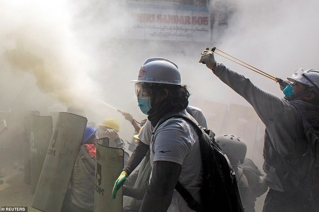 Reuters: 48 người thương vong khi cảnh sát Myanmar đụng độ người biểu tình ảnh 4
