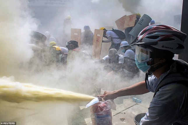 Reuters: 48 người thương vong khi cảnh sát Myanmar đụng độ người biểu tình ảnh 5
