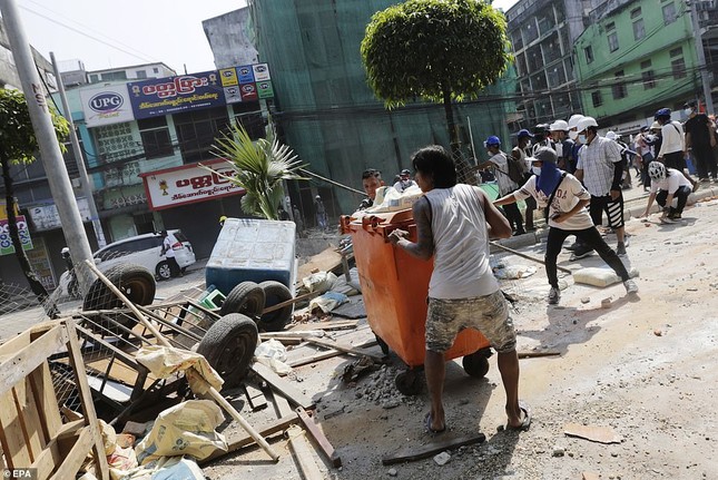 Reuters: 48 người thương vong khi cảnh sát Myanmar đụng độ người biểu tình ảnh 7