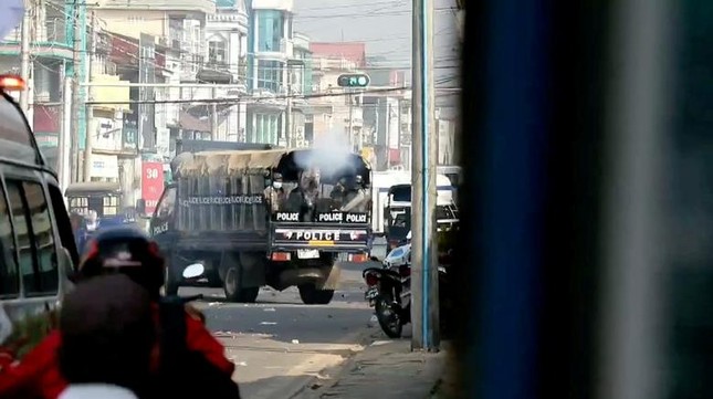 Người biểu tình Myanmar xuống đường bất chấp đổ máu, Mỹ lên án 'bạo lực kinh hoàng' ảnh 4