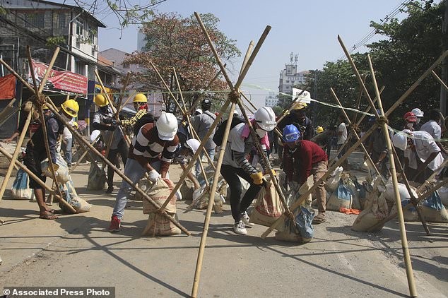 Hàng chục nghìn người Myanmar biểu tình, cảnh sát nổ súng ở cố đô Baga ảnh 6