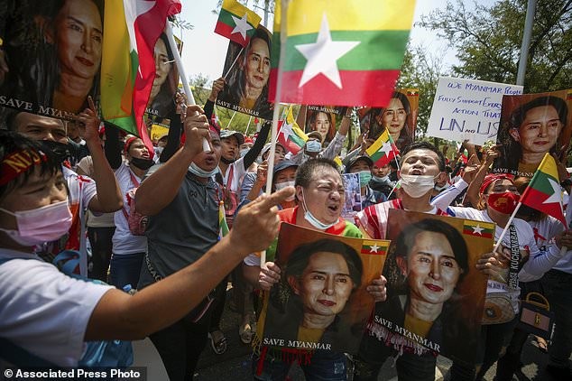 Hàng chục nghìn người Myanmar biểu tình, cảnh sát nổ súng ở cố đô Baga ảnh 11