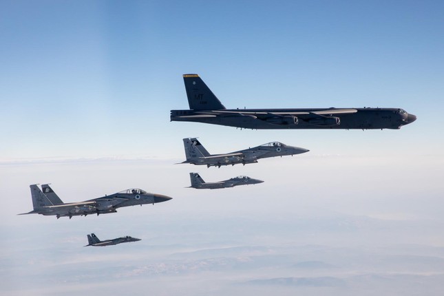 Tiêm kích Israel hộ tống 'pháo đài bay' B-52 của Mỹ qua Trung Đông ảnh 1
