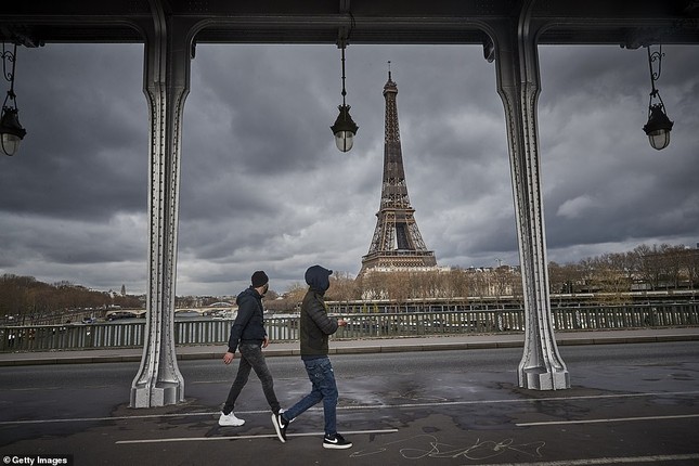Paris trước giờ phong tỏa: Vội vã lên tàu, chen chân trong siêu thị ảnh 1