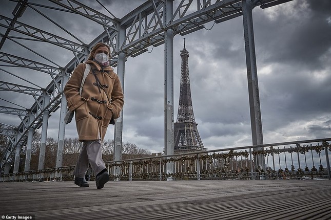 Paris trước giờ phong tỏa: Vội vã lên tàu, chen chân trong siêu thị ảnh 2