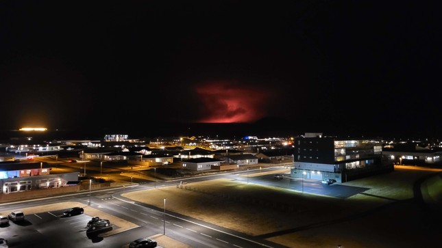Kinh hãi núi lửa phun trào trong đêm gần thủ đô của Iceland ảnh 1