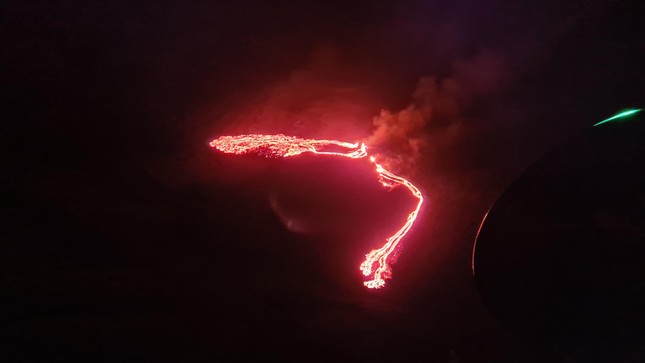 Kinh hãi núi lửa phun trào trong đêm gần thủ đô của Iceland ảnh 4