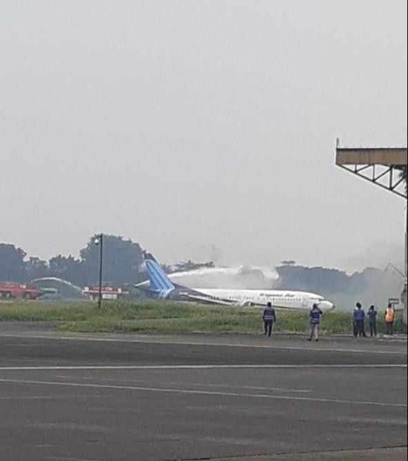 Indonesia: Máy bay trượt khỏi đường băng, lao ầm ầm xuống đồng cỏ ảnh 3