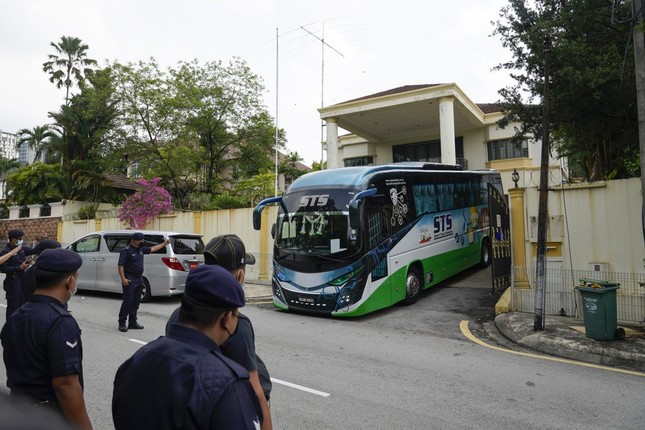 Đoàn ngoại giao Triều Tiên rồng rắn rời Malaysia hậu cắt đứt quan hệ ngoại giao ảnh 5