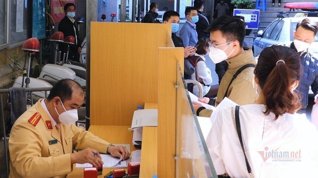 Hà Nội ngày đầu giảm 50% phí trước bạ: Ùn ùn đi đăng ký ô tô, tính mua bánh mì để xếp hàng ảnh 2