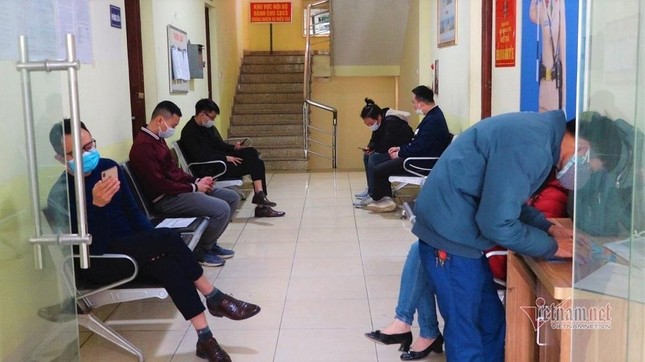 Hà Nội ngày đầu giảm 50% phí trước bạ: Ùn ùn đi đăng ký ô tô, tính mua bánh mì để xếp hàng ảnh 3