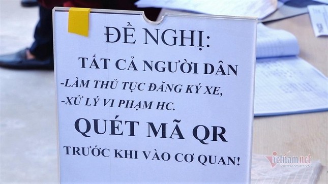 Hà Nội ngày đầu giảm 50% phí trước bạ: Ùn ùn đi đăng ký ô tô, tính mua bánh mì để xếp hàng ảnh 1