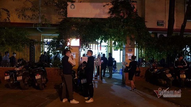 Hà Nội ngày đầu giảm 50% phí trước bạ: Ùn ùn đi đăng ký ô tô, tính mua bánh mì để xếp hàng ảnh 5