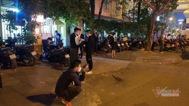 Hà Nội ngày đầu giảm 50% phí trước bạ: Ùn ùn đi đăng ký ô tô, tính mua bánh mì để xếp hàng ảnh 6