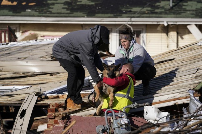 Nhiều bang của Mỹ tan hoang vì hứng 30 trận lốc xoáy, hơn 80 người nghi đã chết ảnh 6