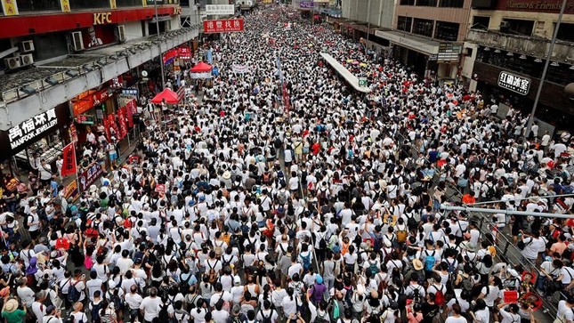 Hong Kong: Số người biểu tình tăng kỷ lục, thủ lĩnh 'Cách mạng ô' ra tù ảnh 1