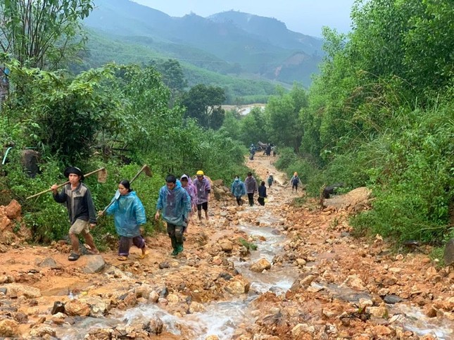 Hàng chục nhà dân ở huyện miền núi Quảng Ngãi có nguy cơ 'xóa sổ' vì lũ quét ảnh 7