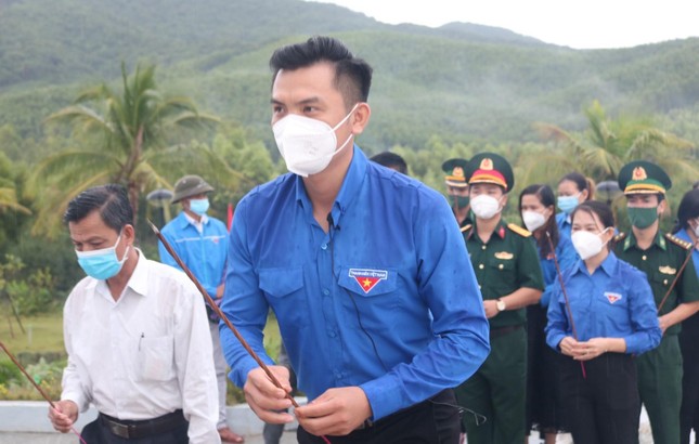 Bạn trẻ lắng nghe cựu chiến binh chia sẻ kỷ niệm tham gia Đoàn tàu không số ảnh 1