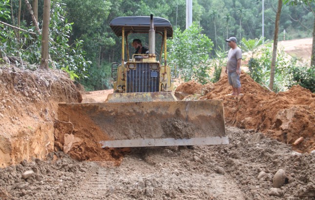 Mưa lớn gây sạt lở nghiêm trọng tại huyện miền núi ở Bình Định ảnh 8