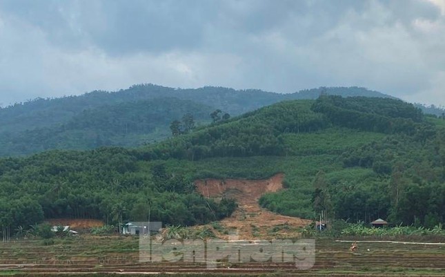 Mưa lớn gây sạt lở nghiêm trọng tại huyện miền núi ở Bình Định ảnh 2