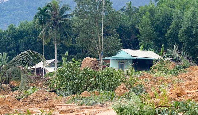 Mưa lớn gây sạt lở nghiêm trọng tại huyện miền núi ở Bình Định ảnh 9