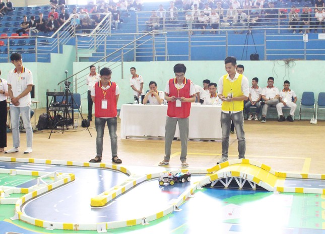 Sinh viên Đà Nẵng tranh tài kịch tính tại Cuộc thi RoboCar ảnh 1