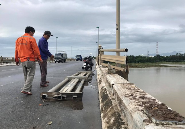 Va chạm liên hoàn, xe khách nằm vắt vẻo trên thành cầu ảnh 3