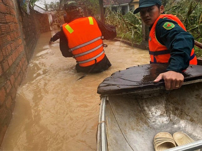 Quảng Ngãi: Sơ tán hơn hàng nghìn người dân ra khỏi vùng ngập sâu do mưa lũ ảnh 5