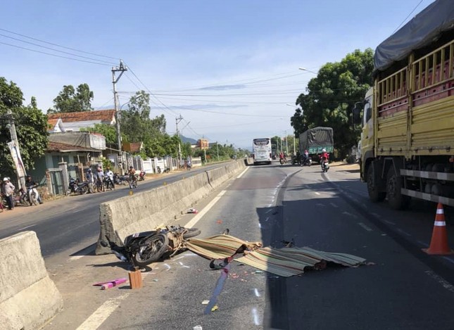 Tai nạn nghiêm trọng ở Bình Định, 2 người chết 1 người bị thương ảnh 1