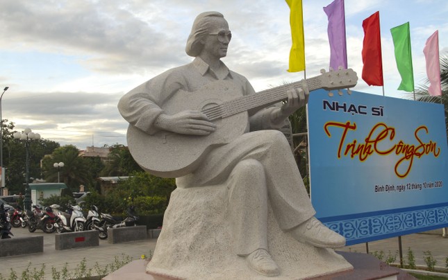 Khánh thành tượng nhạc sĩ Trịnh Công Sơn bên bờ 'Biển nhớ' Quy Nhơn ảnh 2