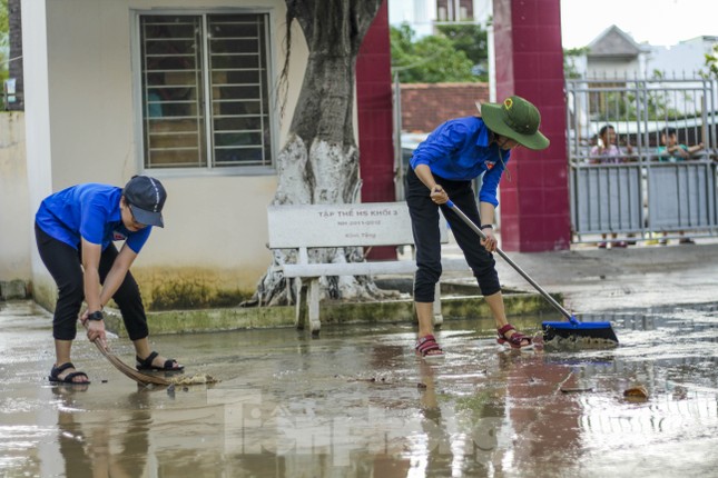 Đoàn viên thanh niên dọn trường lớp đón học sinh đi học lại sau nghỉ bão số 12 ảnh 2