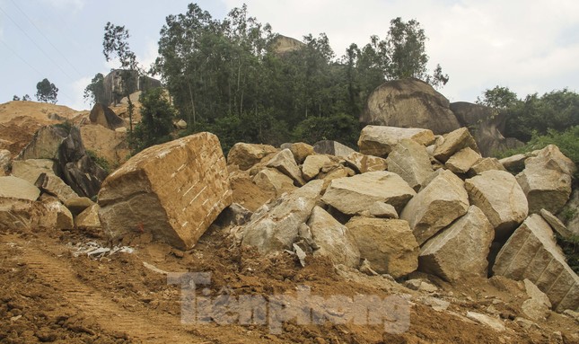 Cận cảnh núi Hòn Chà bị 'băm vằm' trái phép ảnh 3