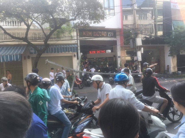 Khung tời sắt công trình rơi trúng cặp vợ chồng đi đường ảnh 1