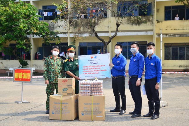 Tuổi trẻ Đà Nẵng hỗ trợ cán bộ, người dân ở khu cách ly ảnh 1