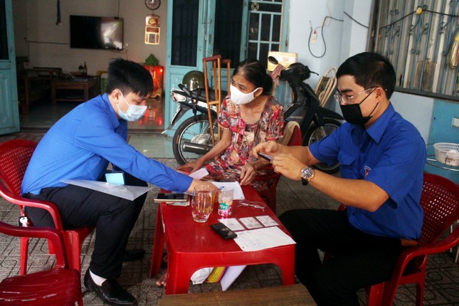'Ship' dịch vụ hành chính đến tận nhà cho dân Đà Nẵng trong mùa dịch COVID-19 ảnh 3