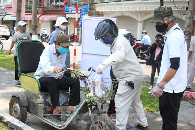 Phát ngàn suất cơm miễn phí giúp người nghèo vượt dịch COVID -19 ảnh 2