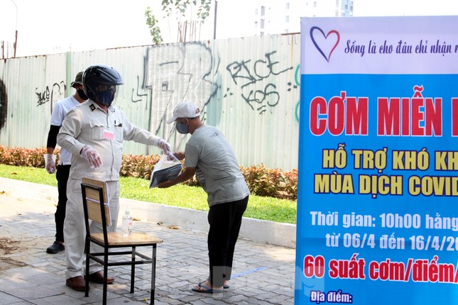 Phát ngàn suất cơm miễn phí giúp người nghèo vượt dịch COVID -19 ảnh 3