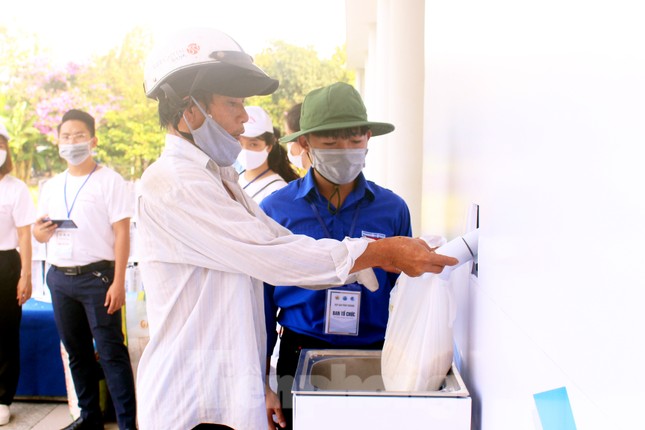 Người dân Đà Nẵng trật tự xếp hàng nhận gạo từ ATM gạo tự động ảnh 3