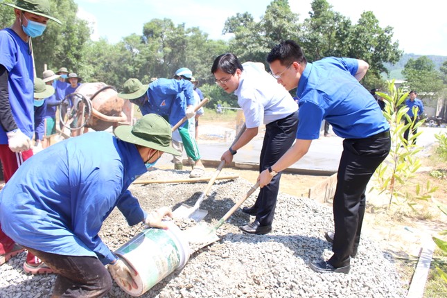 TƯ Đoàn thăm, tặng quà các chiến sĩ tình nguyện hè tại Đà Nẵng ảnh 1