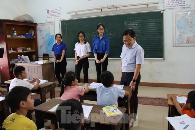 TƯ Đoàn thăm, tặng quà các chiến sĩ tình nguyện hè tại Đà Nẵng ảnh 3
